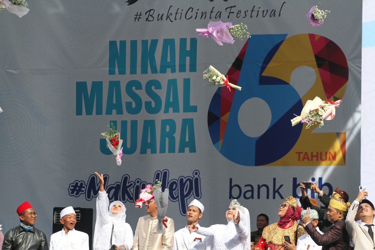 Ratusan Warga Jabar Nikah Massal Sambil Doakan Bisnis Bank Bjb Makin