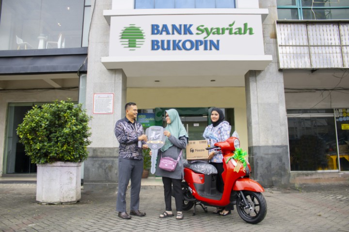 Bank KB Bukopin Syariah Serahkan Hadiah Untuk Nasabah Tabungan ...