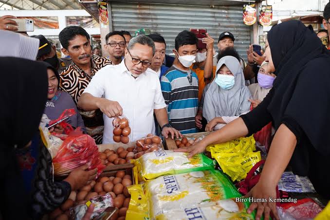 Cek Kebutuhan Pokok Di Pasar Raya I Salatiga, Mendag Zulkifli Pastikan ...